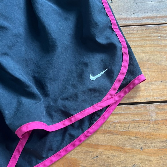 (287) PINK NIKE SHORTS - Picture 2 of 7